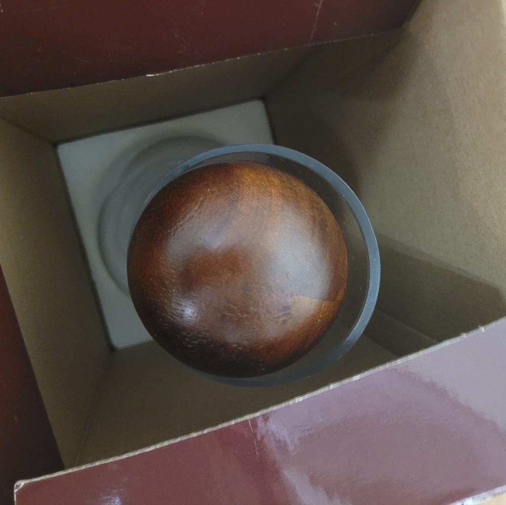 64oz Crystal Carafe Decanter /Wooden Sphere Stopper - Picture 4 of 4